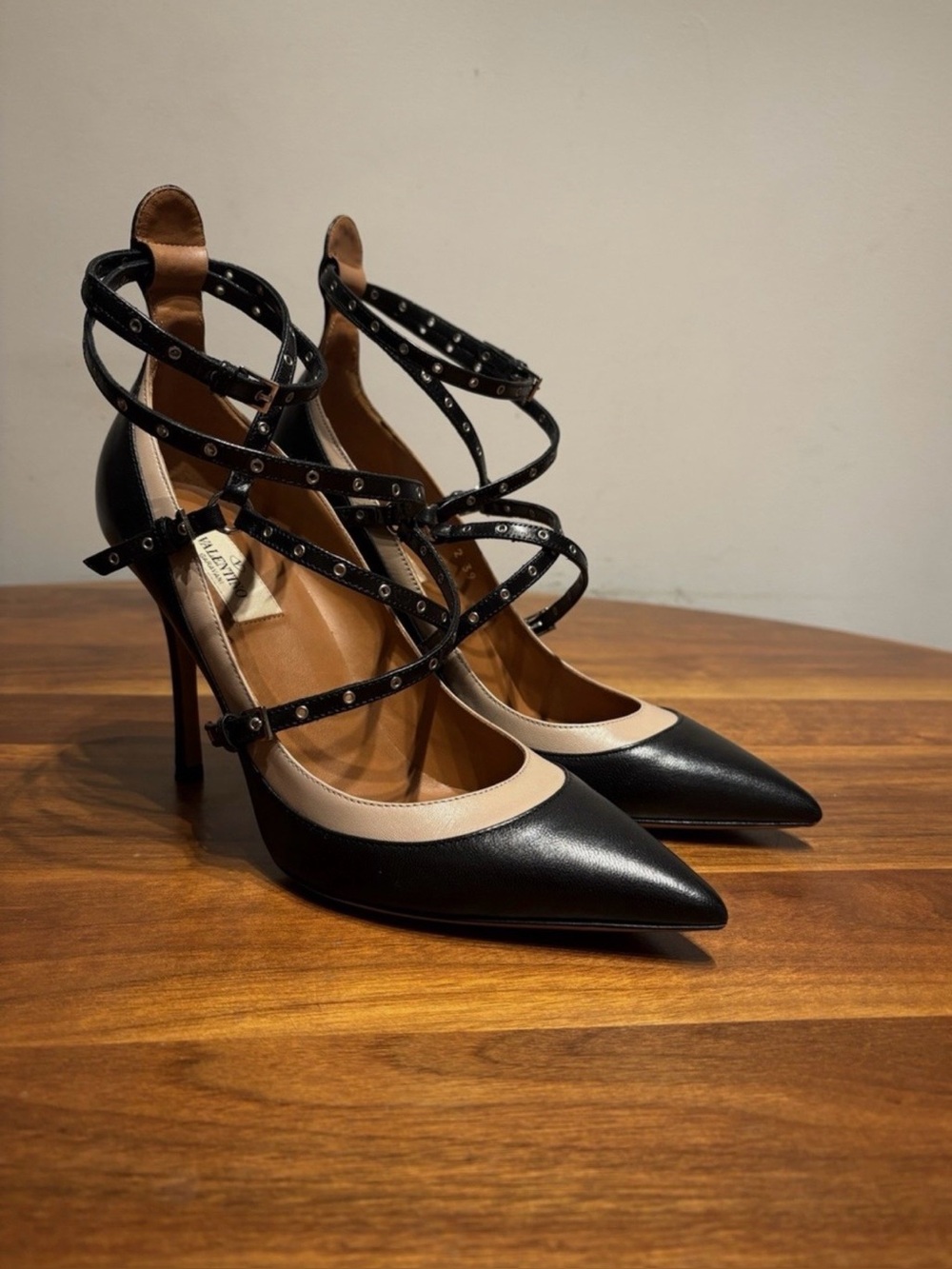 Valentino Garavani Love Latch Pumps Black Nude Leather Pointed Toe Heels EU39